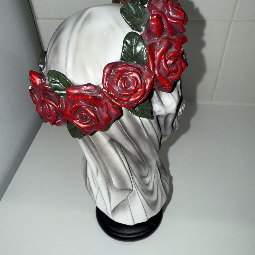Skull Sculpture with Red Roses - Picture 5 of 8